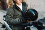 un motard, casque à la main