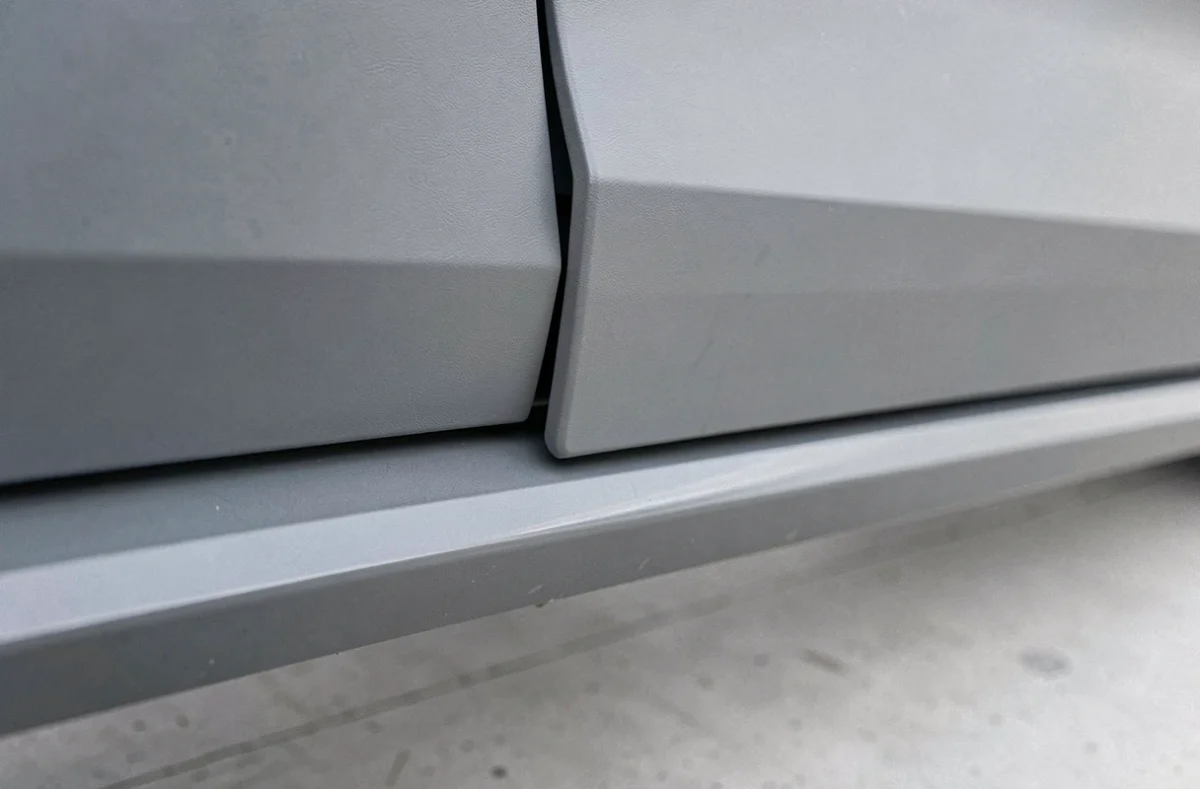 Comparaison détaillée entre le covering vinyle gris nardo et la peinture d'origine Audi LY7C sur le bord d'une portière