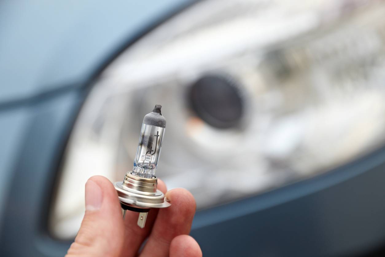 changer ampoule voiture défectueuse automobile lumière véhicules luminosité éclairage