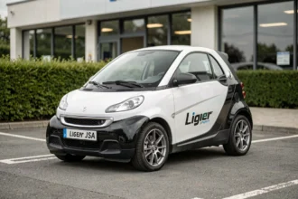 Ligier Sport JSA neuve exposée dans une concession automobile, vue trois quarts avant