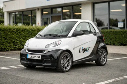 Ligier Sport JSA neuve exposée dans une concession automobile, vue trois quarts avant
