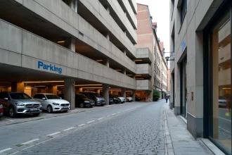 Façade extérieure d'un parking public moderne au centre-ville de Colmar avec signalétique et voitures garées
