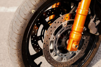 Plaquettes de frein moto : comment choisir la bonne gamme EBC selon son usage ?