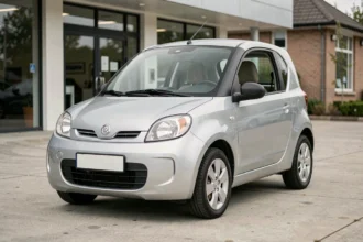 Aixam neuve en concession, microvoiture compacte argentée sur le parvis d'un concessionnaire