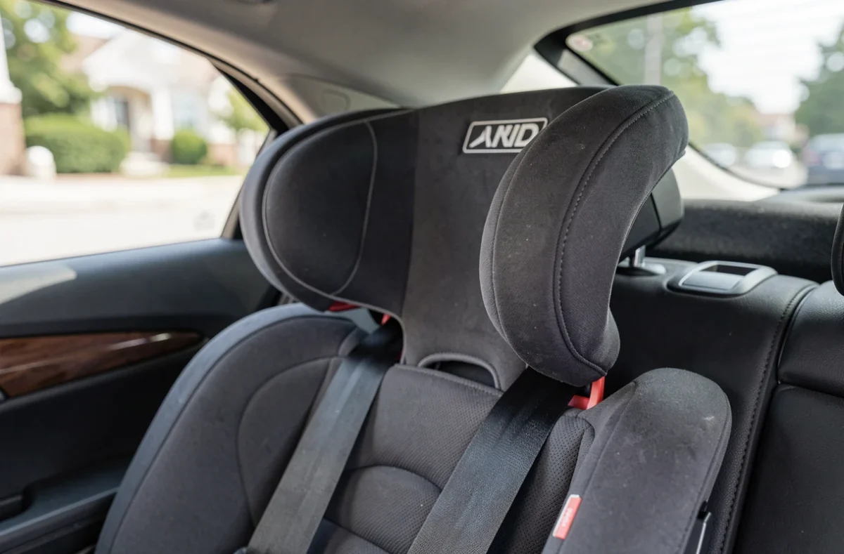 Rehausseur avec dossier et appui-tête réglable dans une voiture